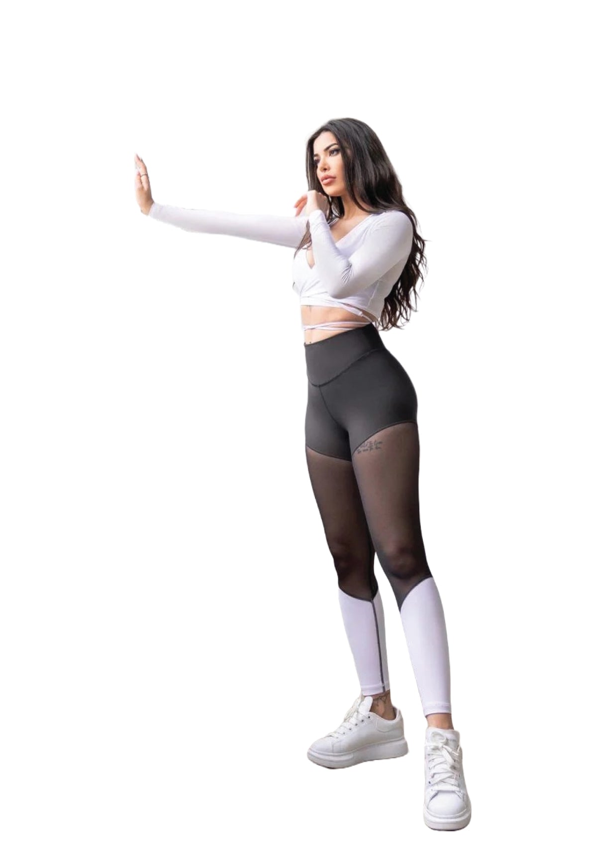 Frau in einem weißen Top und Lismina 1004 Extra High Waist Leggings posiert vor einem weißen Hintergrund und trägt Turnschuhe.